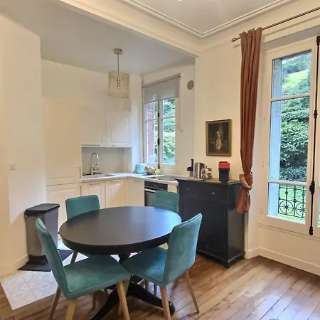 Charming Remodeled Daire Versay